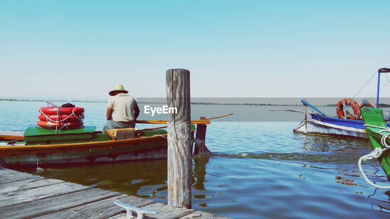 VIEW OF BOATS IN CALM SEA