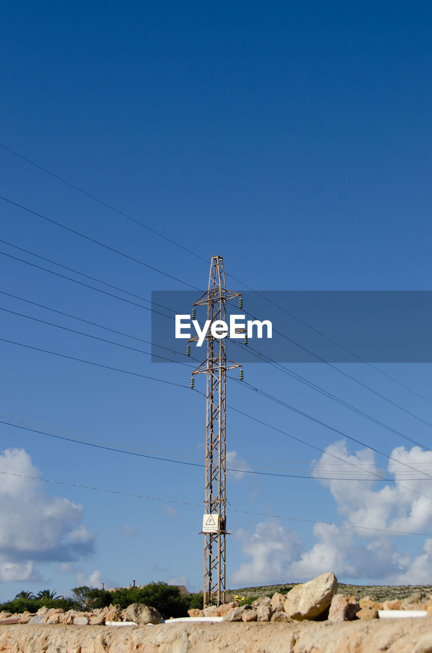 LOW ANGLE VIEW OF ELECTRICITY PYLONS AGAINST CLEAR SKY
