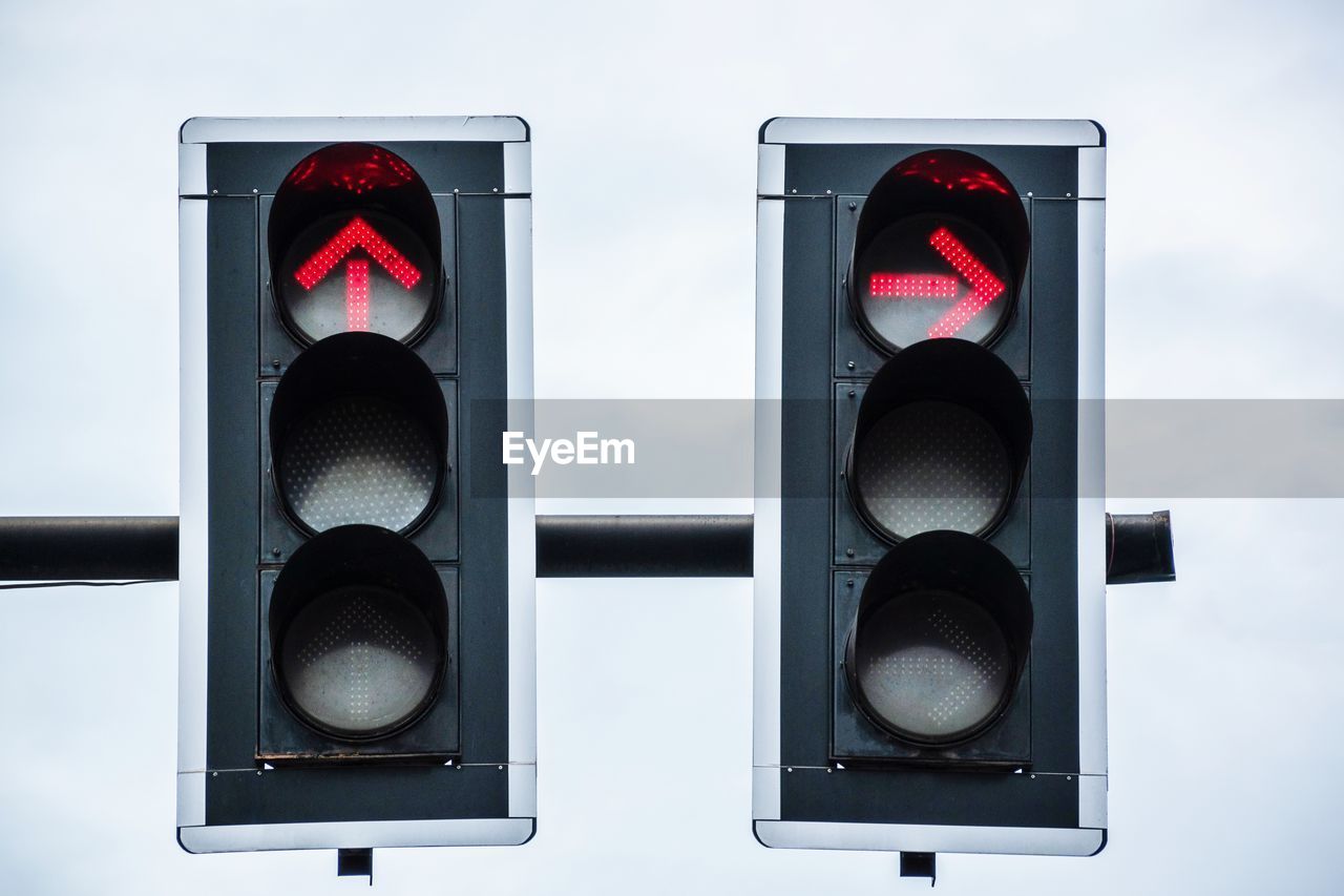 CLOSE-UP OF TRAFFIC SIGNAL AGAINST RED AND LIGHT