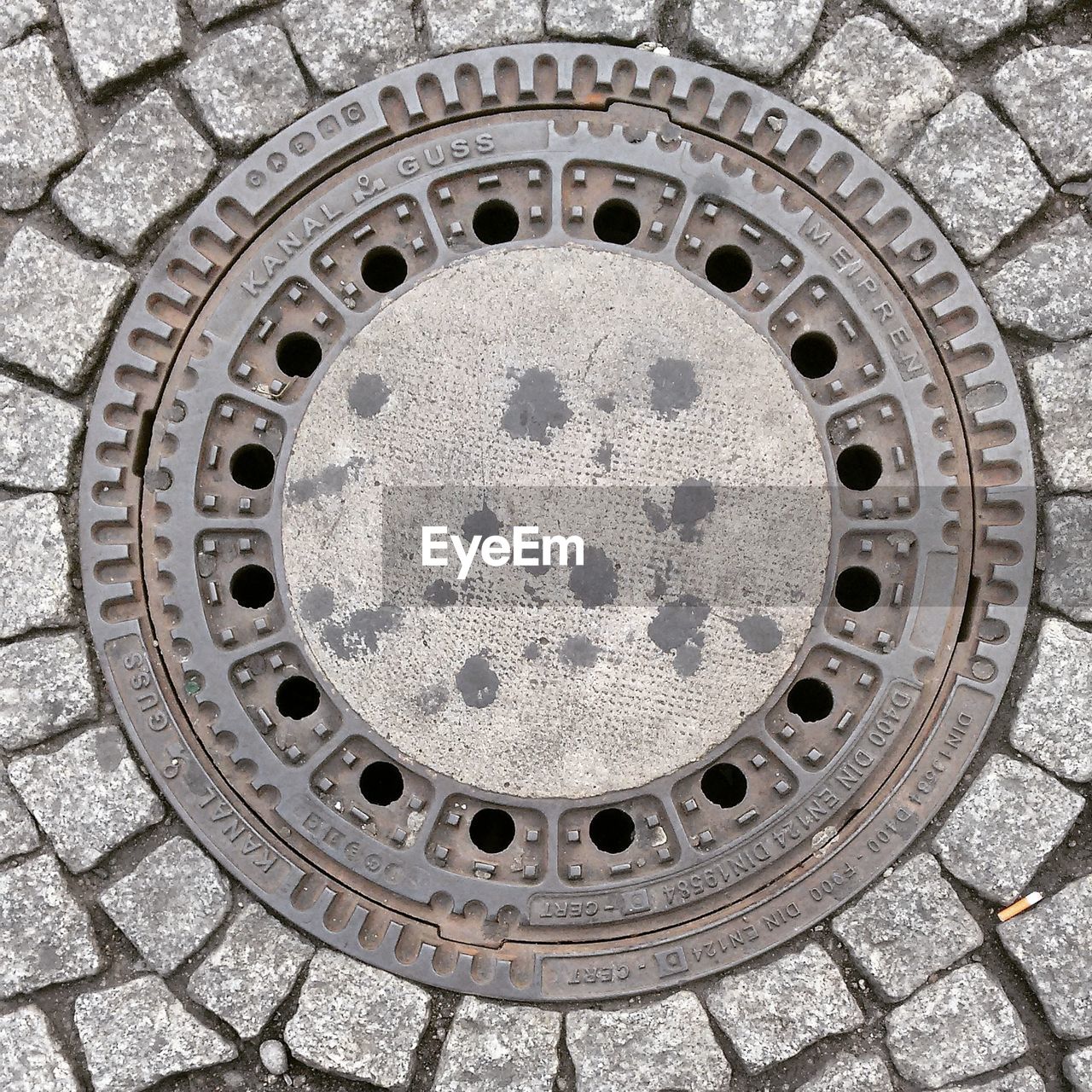 FULL FRAME SHOT OF MANHOLE IN METAL