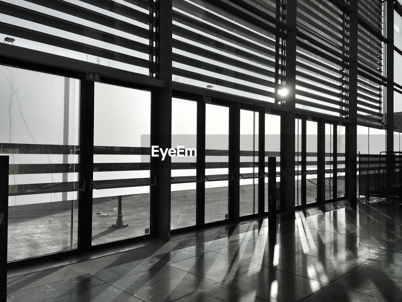 VIEW OF BUILT STRUCTURE AGAINST SKY SEEN THROUGH BLINDS