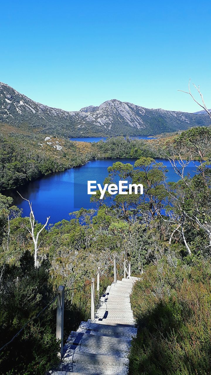 SCENIC VIEW OF LAKE AND MOUNTAINS AGAINST CLEAR BLUE SKY