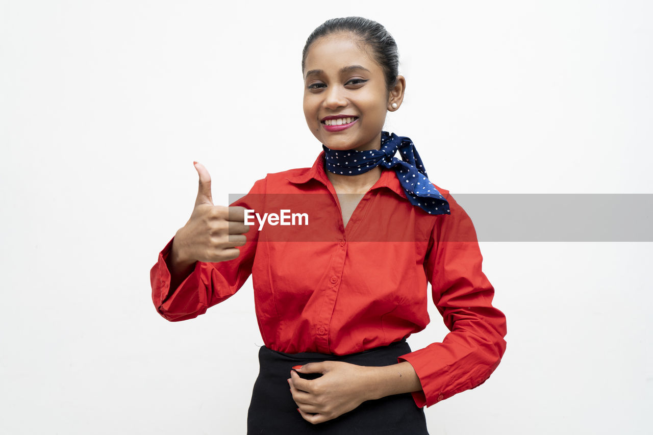 PORTRAIT OF A SMILING YOUNG WOMAN