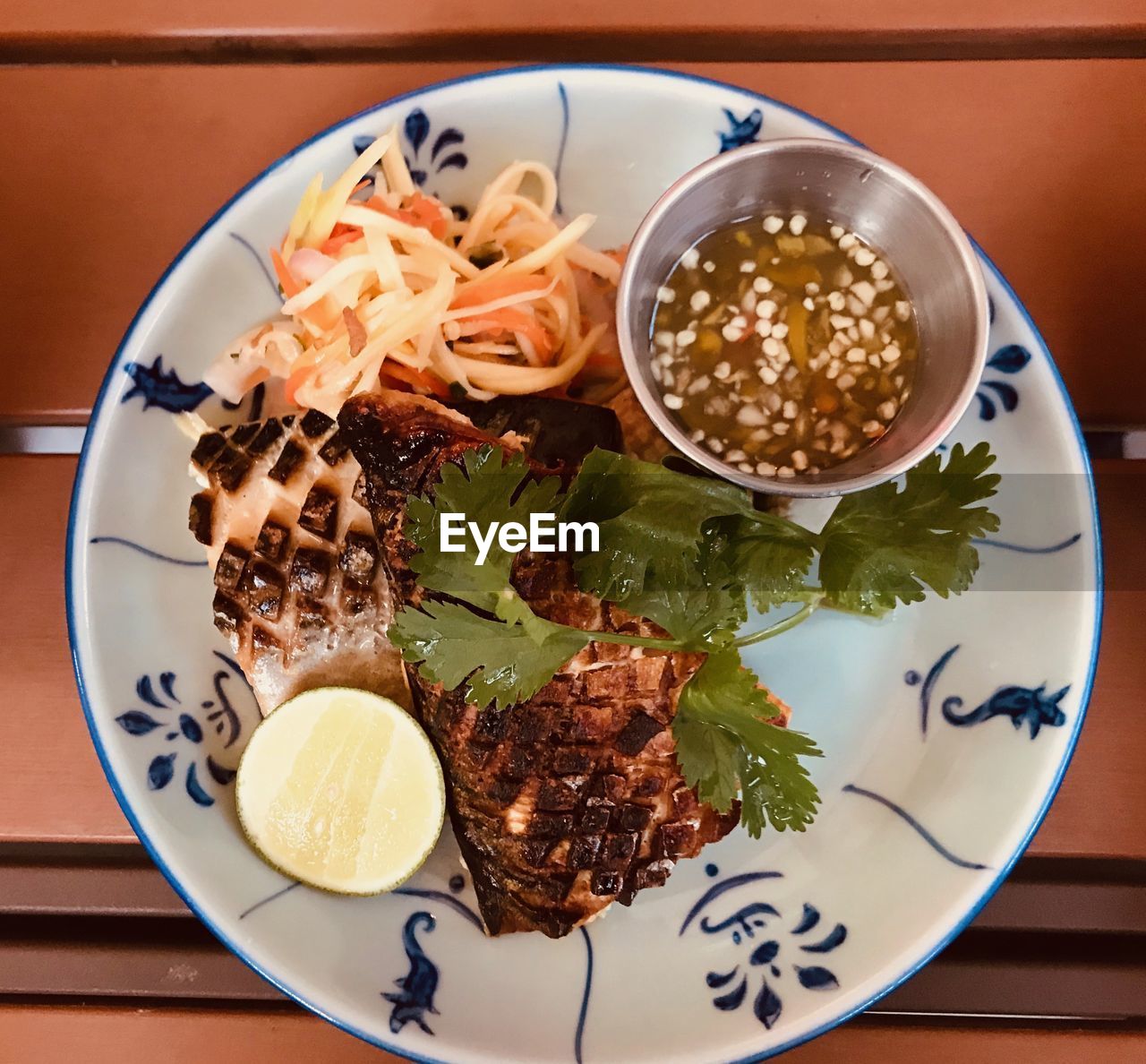 HIGH ANGLE VIEW OF FOOD SERVED ON TABLE