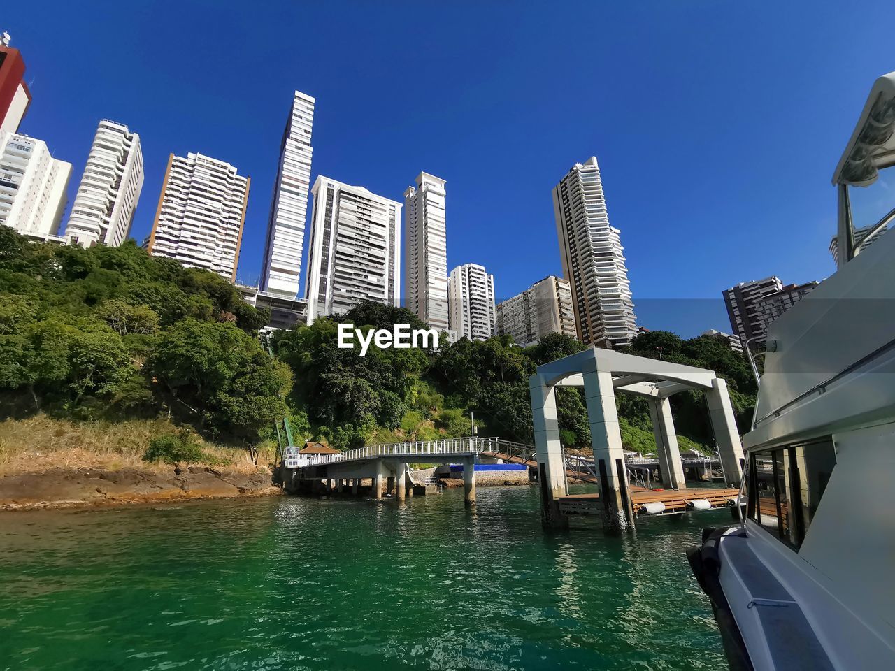 SCENIC VIEW OF RIVER AND BUILDINGS AGAINST SKY