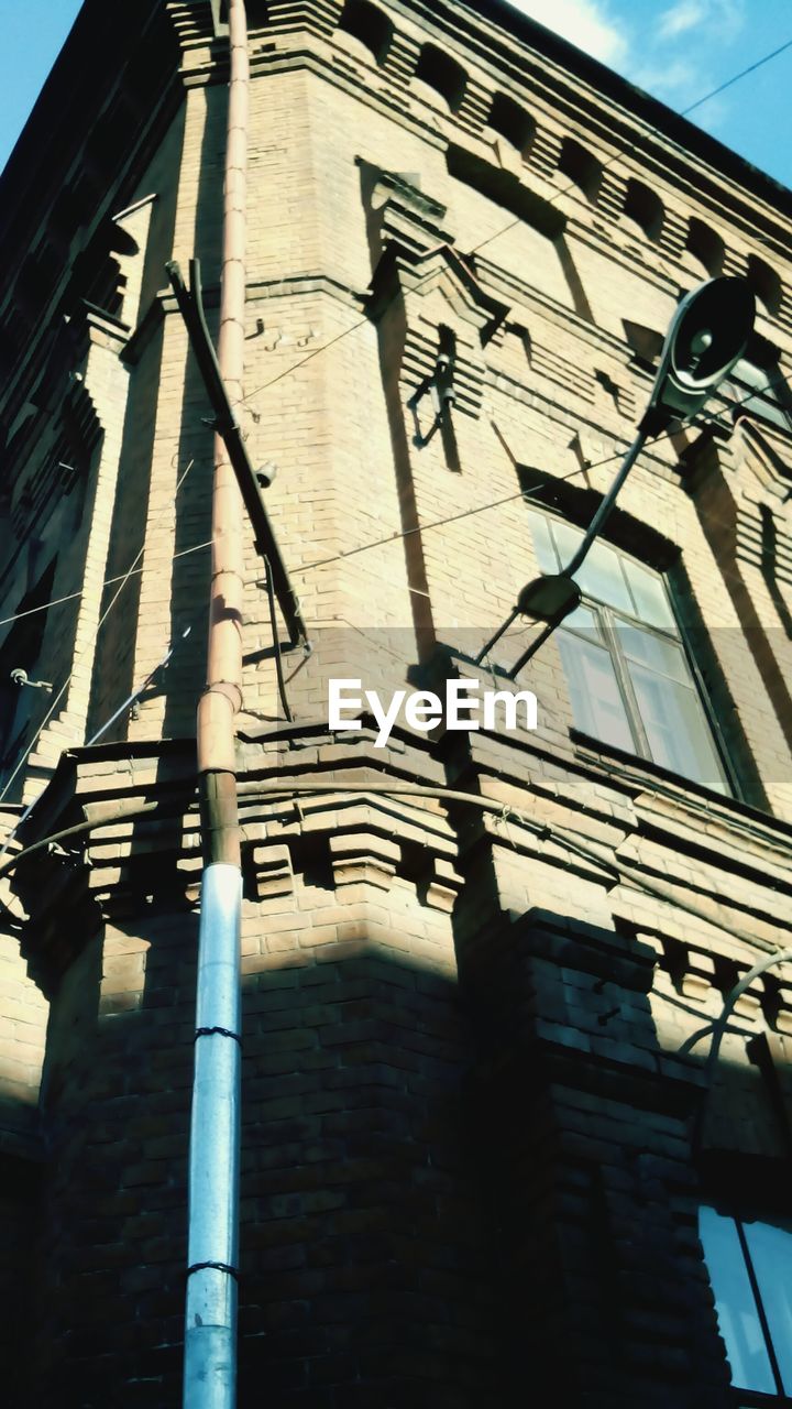 LOW ANGLE VIEW OF BUILDINGS AGAINST SKY