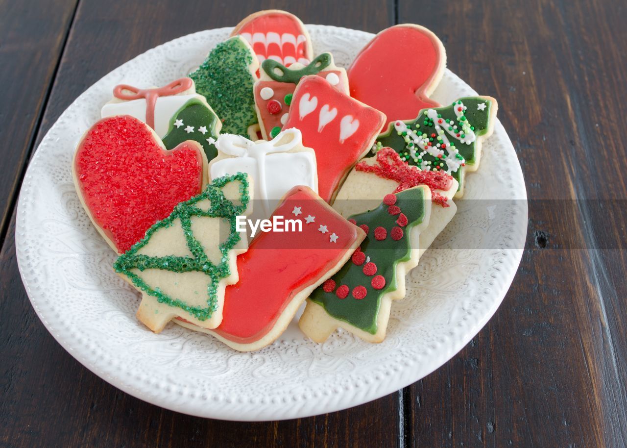 HIGH ANGLE VIEW OF DESSERT ON TABLE