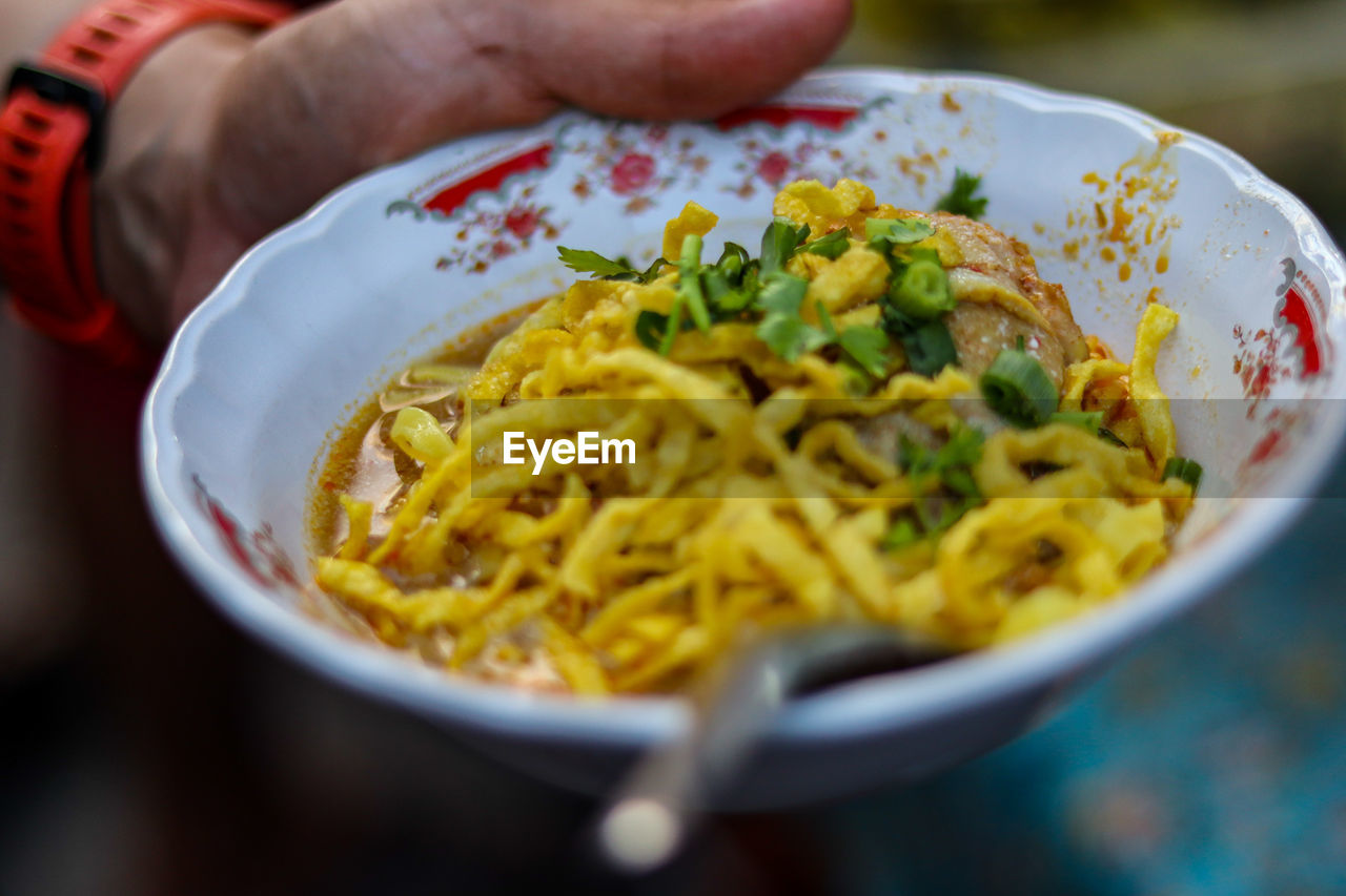 CLOSE-UP OF NOODLES IN PLATE