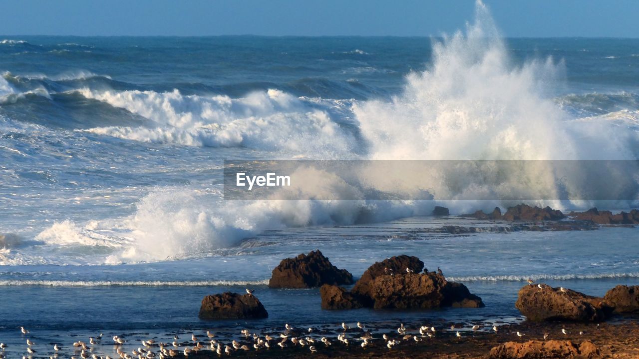 PANORAMIC VIEW OF SEA AGAINST ROCKS