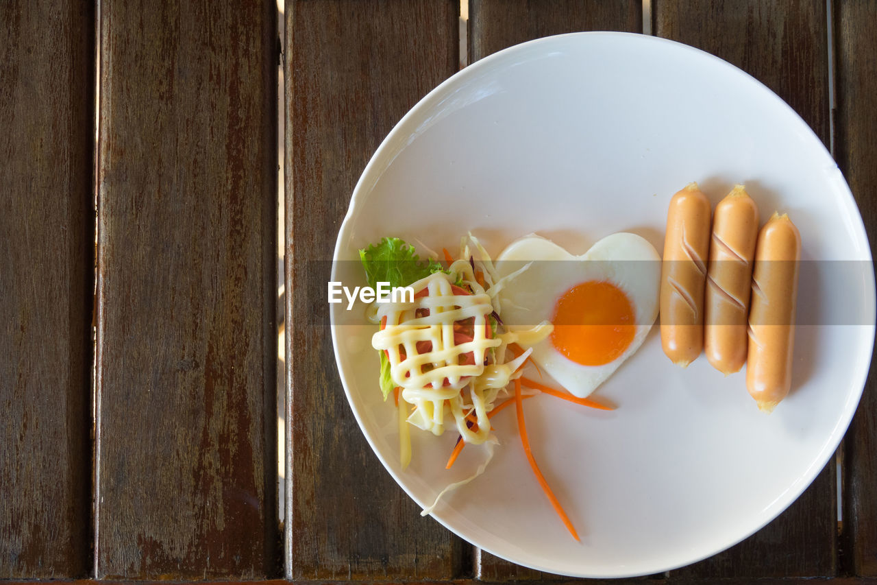 DIRECTLY ABOVE SHOT OF BREAKFAST ON TABLE