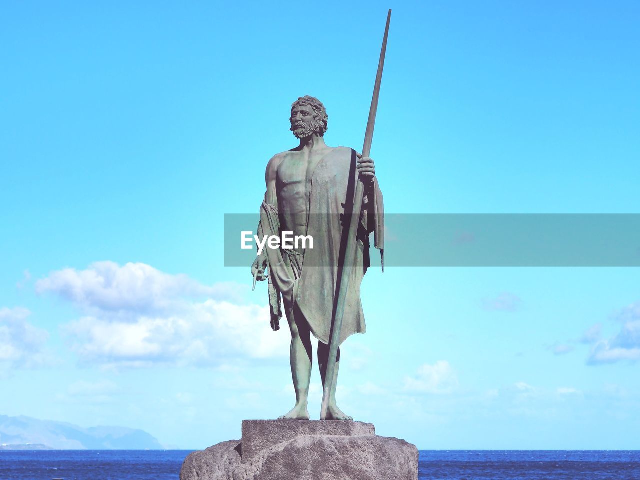 LOW ANGLE VIEW OF STATUE AGAINST SEA AGAINST SKY