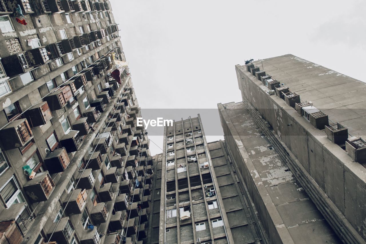 LOW ANGLE VIEW OF MODERN BUILDINGS AGAINST SKY