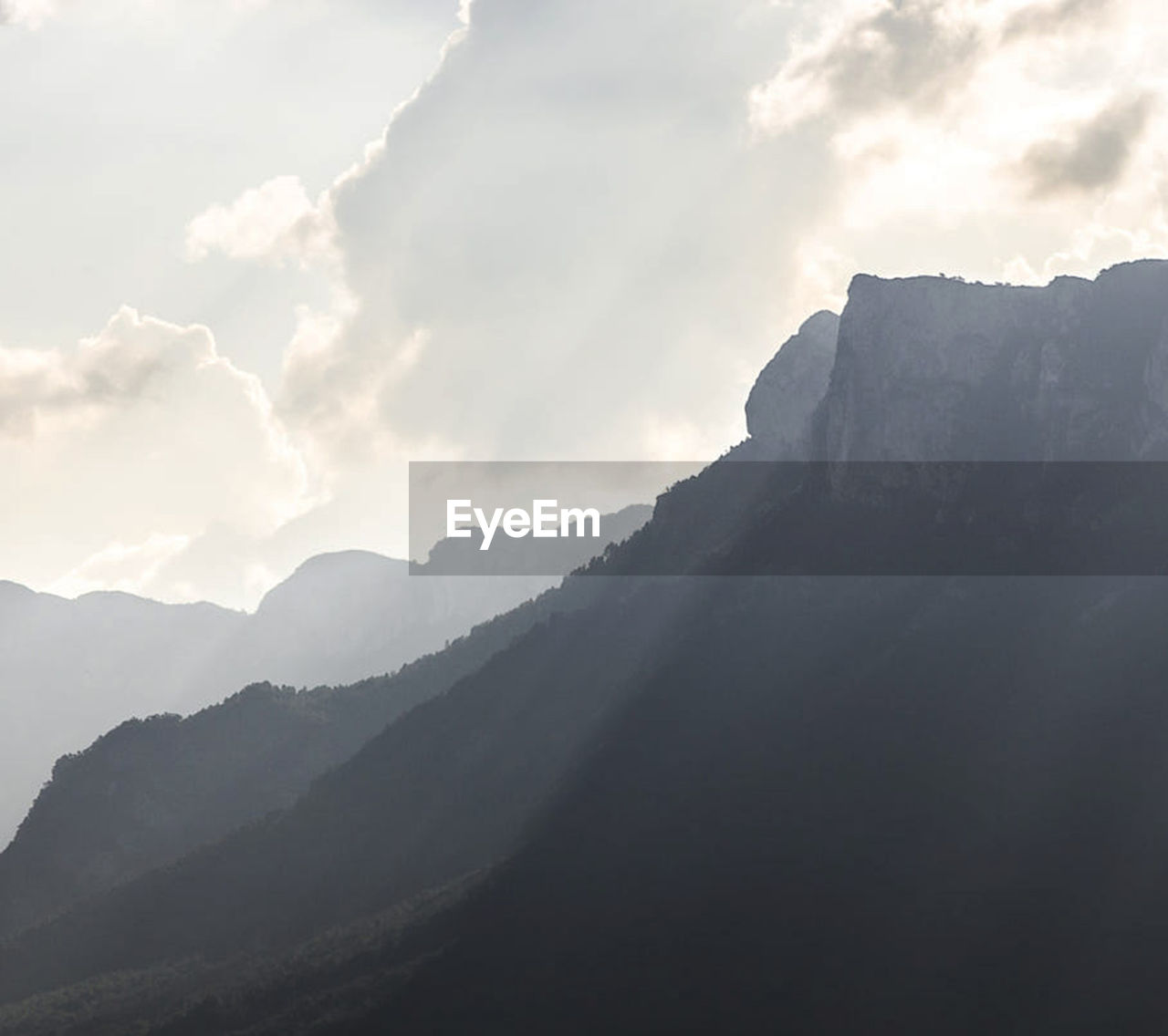 PANORAMIC VIEW OF MOUNTAINS AGAINST SKY