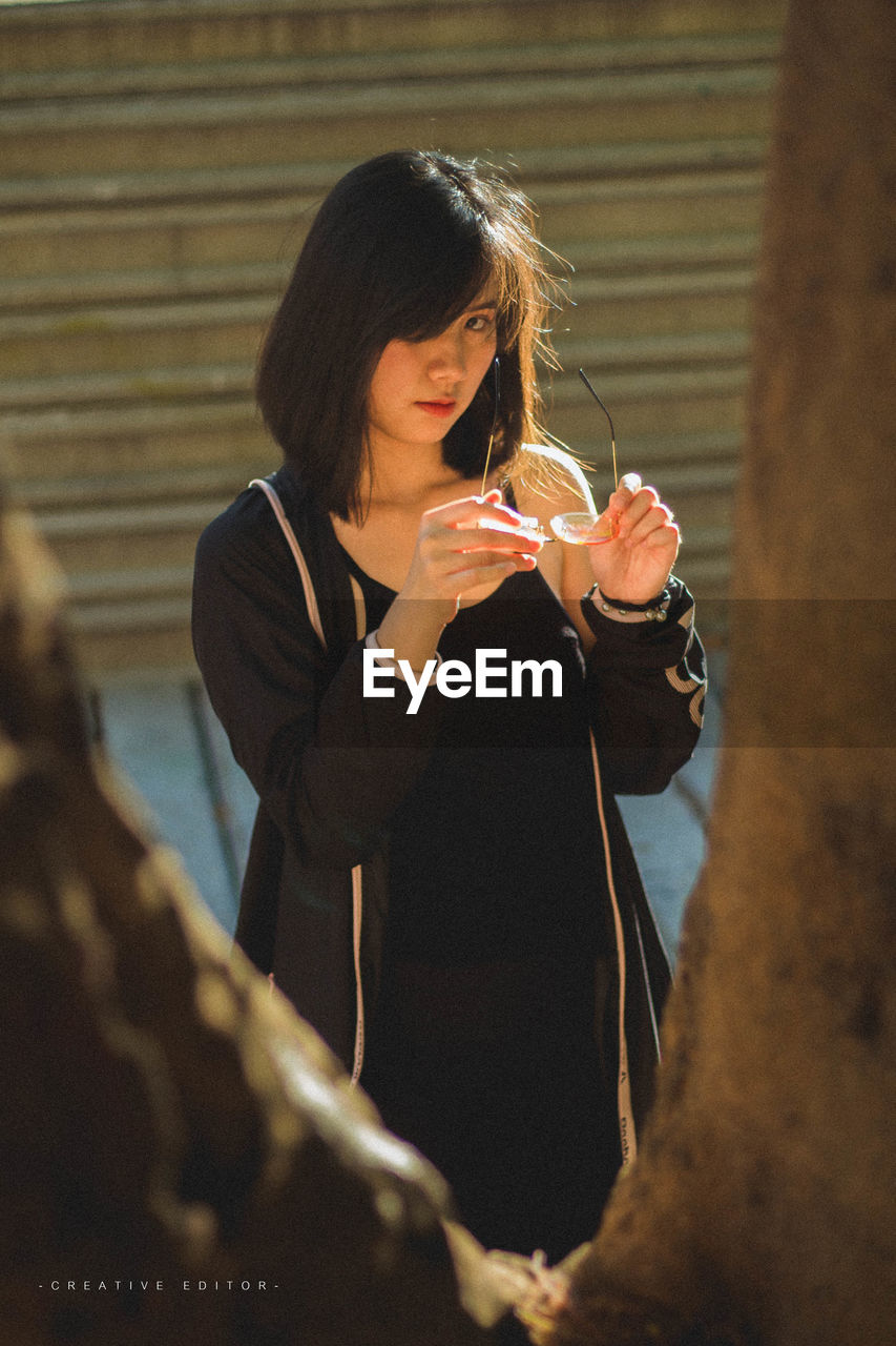 WOMAN HOLDING ICE CREAM
