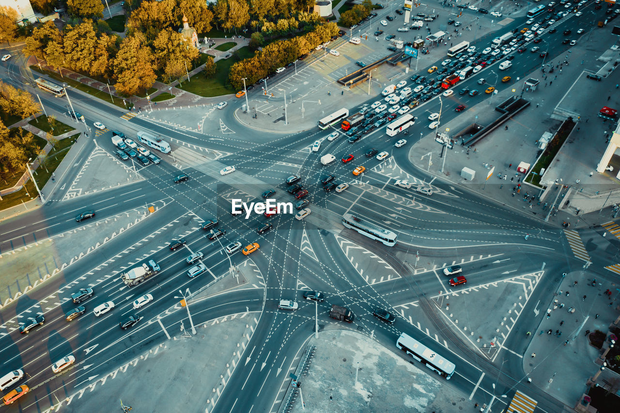 HIGH ANGLE VIEW OF TRAFFIC ON ROAD