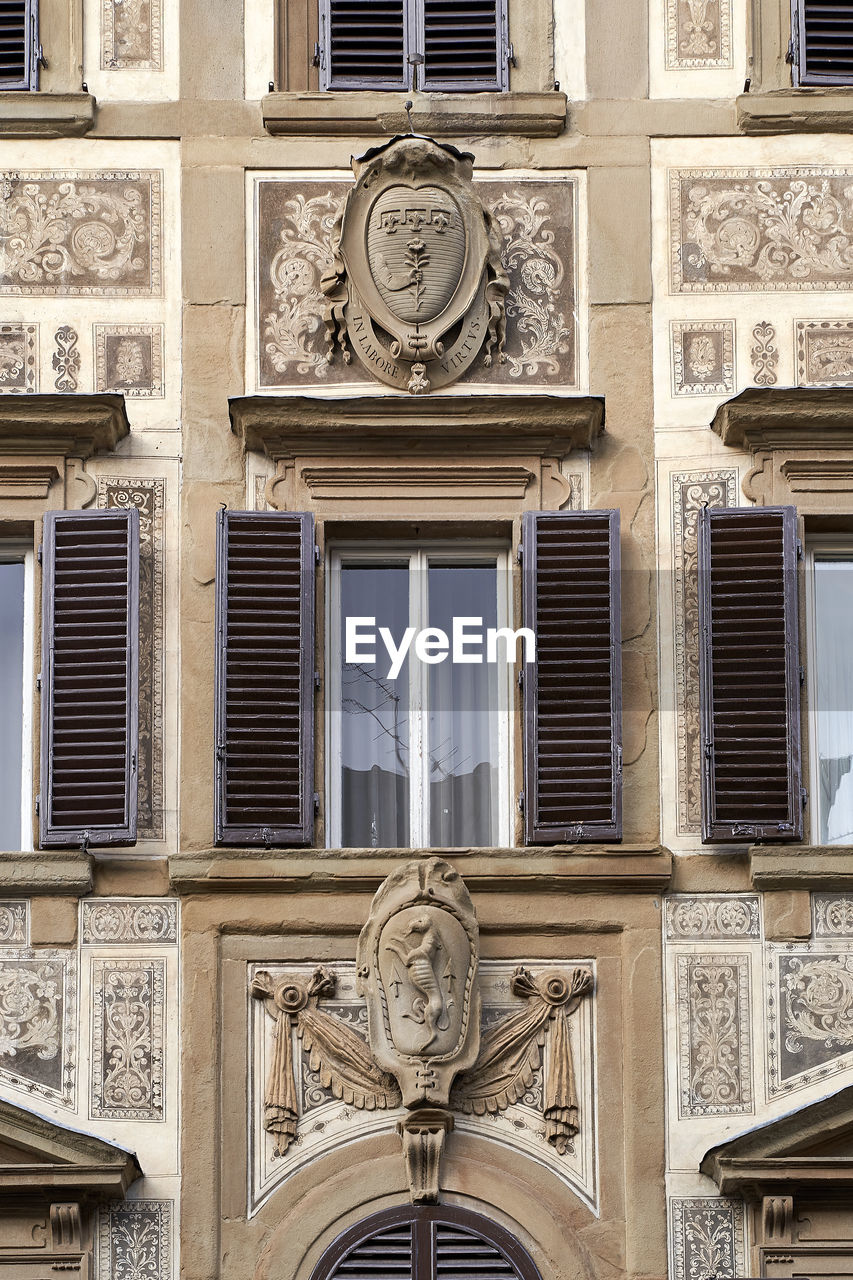 architecture, building exterior, built structure, facade, building, window, no people, the past, history, day, full frame, city, low angle view, ornate, house, pattern, residential district, backgrounds, urban area, outdoors, architectural feature, travel destinations, craft, landmark, balcony