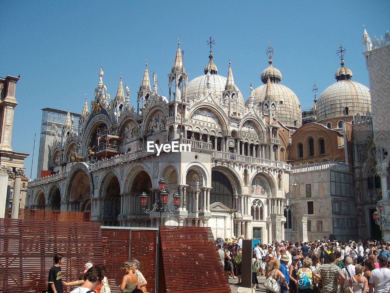 VIEW OF TOURISTS AT THE CHURCH