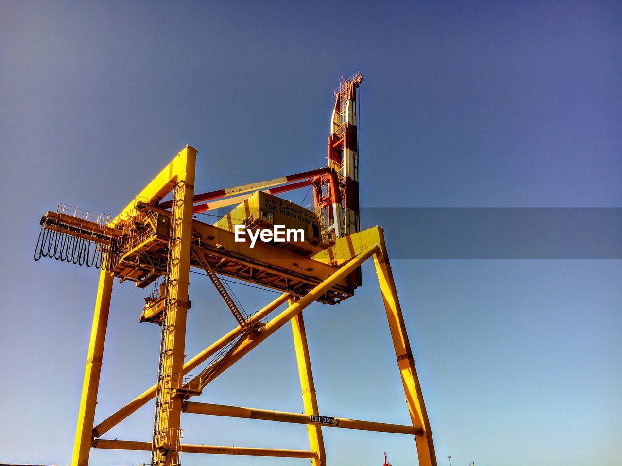 LOW ANGLE VIEW OF CRANE AGAINST CLEAR SKY