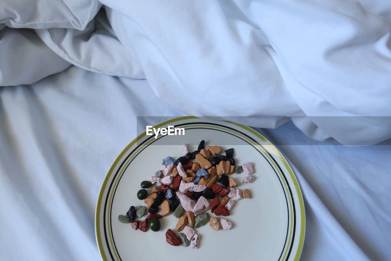 HIGH ANGLE VIEW OF BREAKFAST ON BED IN PLATE
