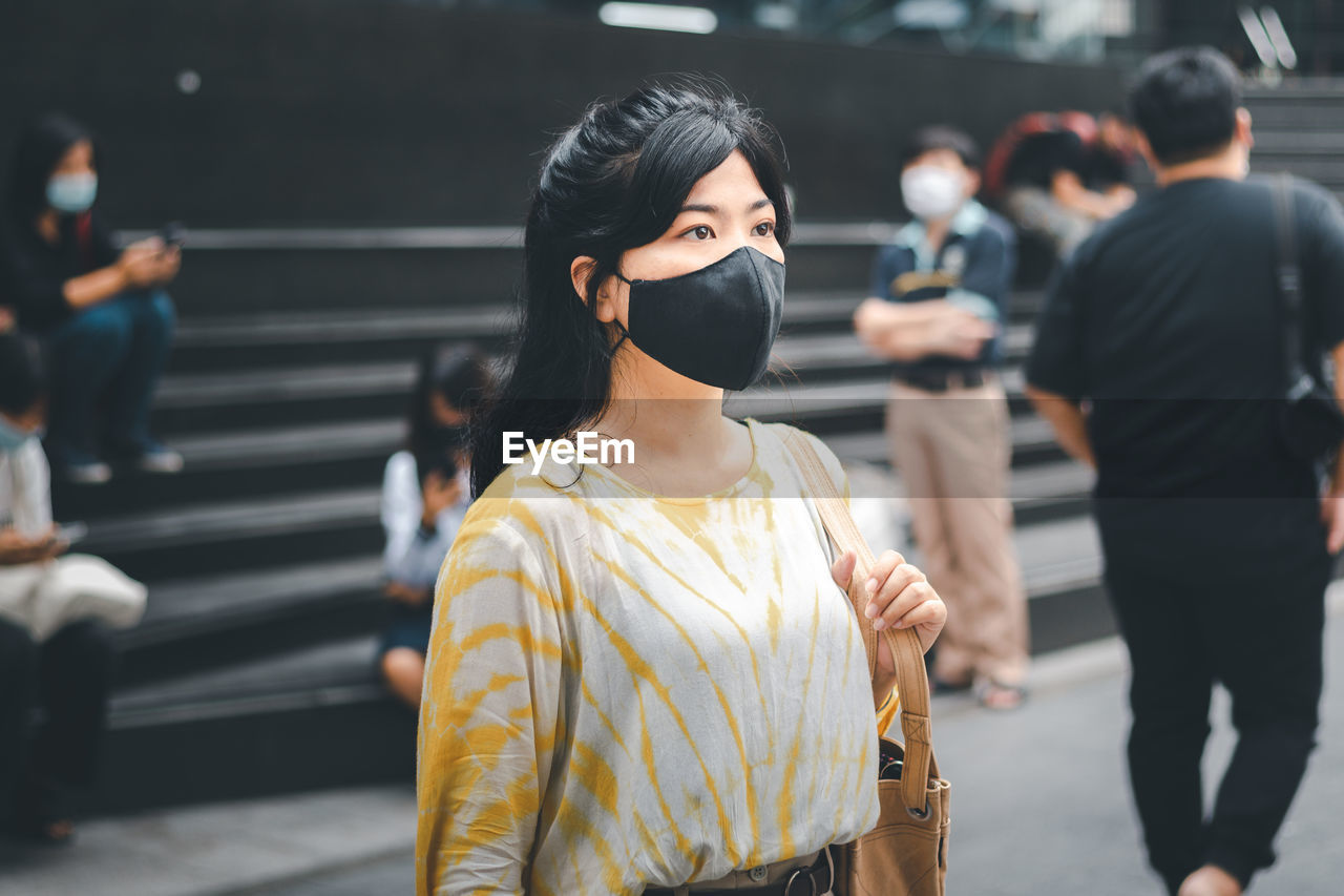 Virus mask asian woman wearing a mask to prevent the coronavirus virus