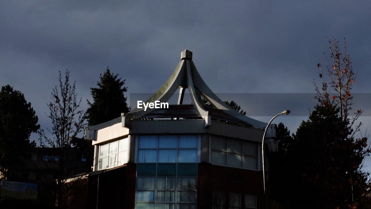 LOW ANGLE VIEW OF BUILDINGS AGAINST SKY