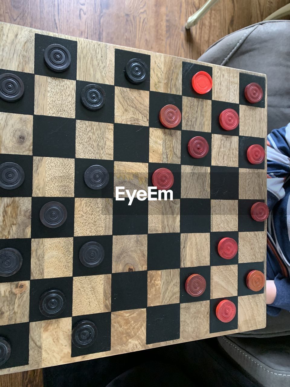 HIGH ANGLE VIEW OF CHESS PIECES ON BOARD