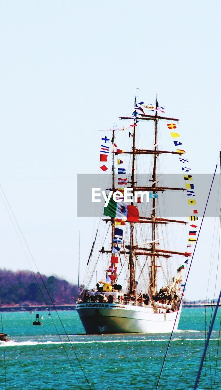 SAILBOAT ON SEA AGAINST CLEAR SKY