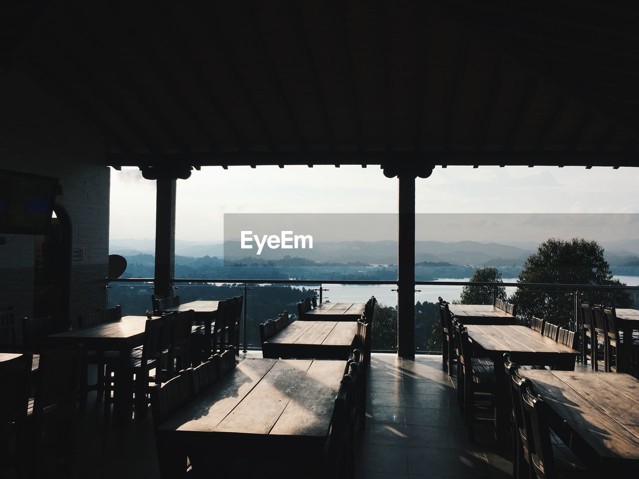 SCENIC VIEW OF SEA BY MOUNTAINS AGAINST SKY