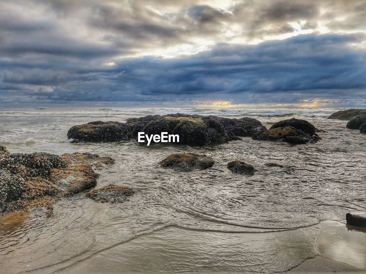 SCENIC VIEW OF SEA WAVES AGAINST SKY