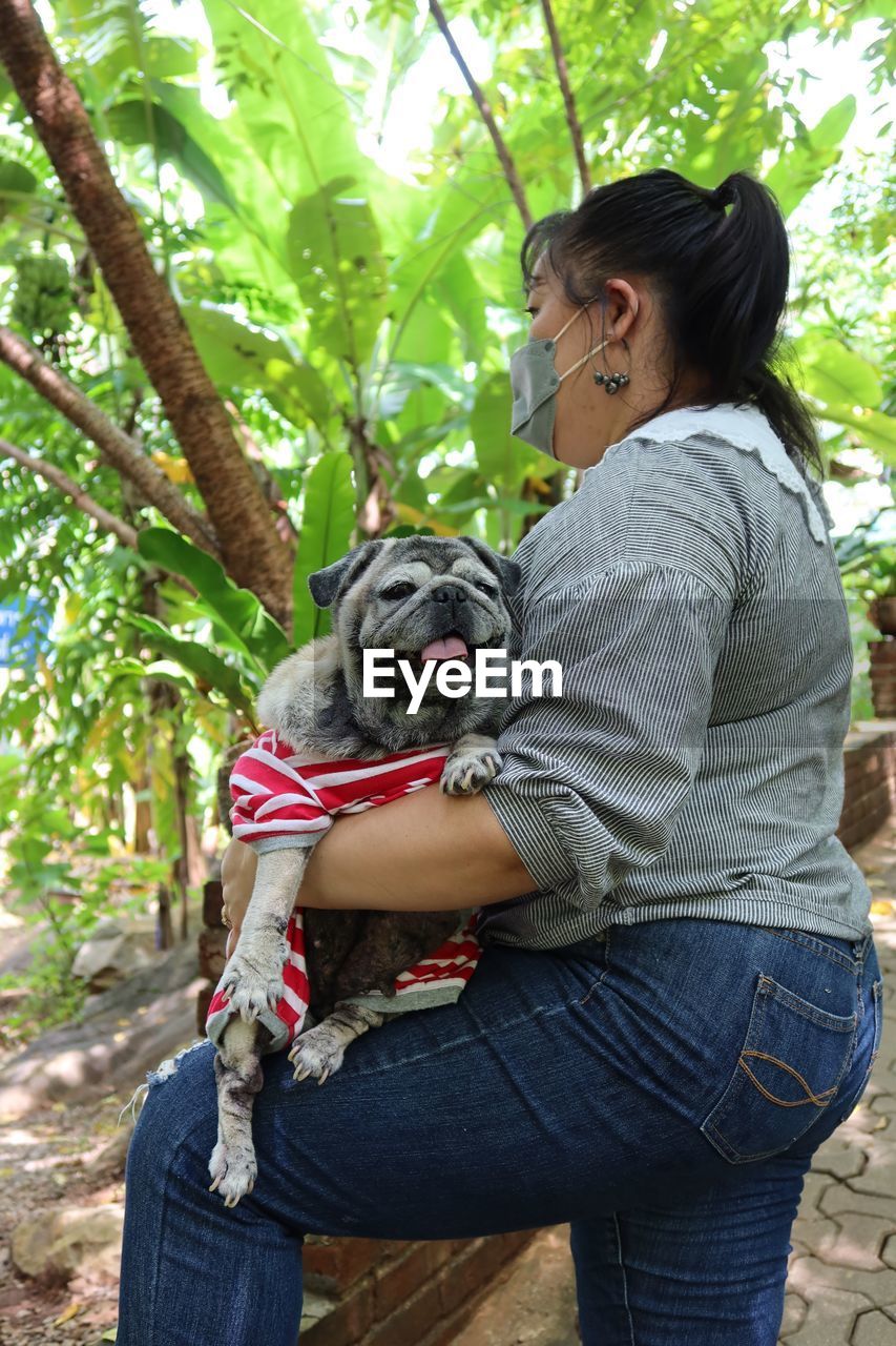 Side view of young woman with dog