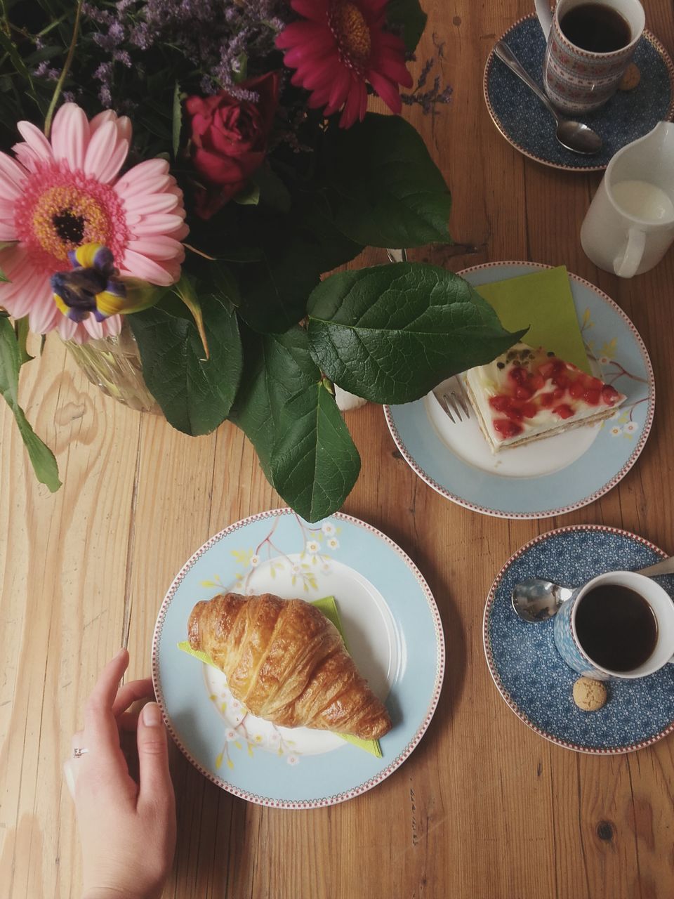 HIGH ANGLE VIEW OF BREAKFAST IN COFFEE CUP ON TABLE