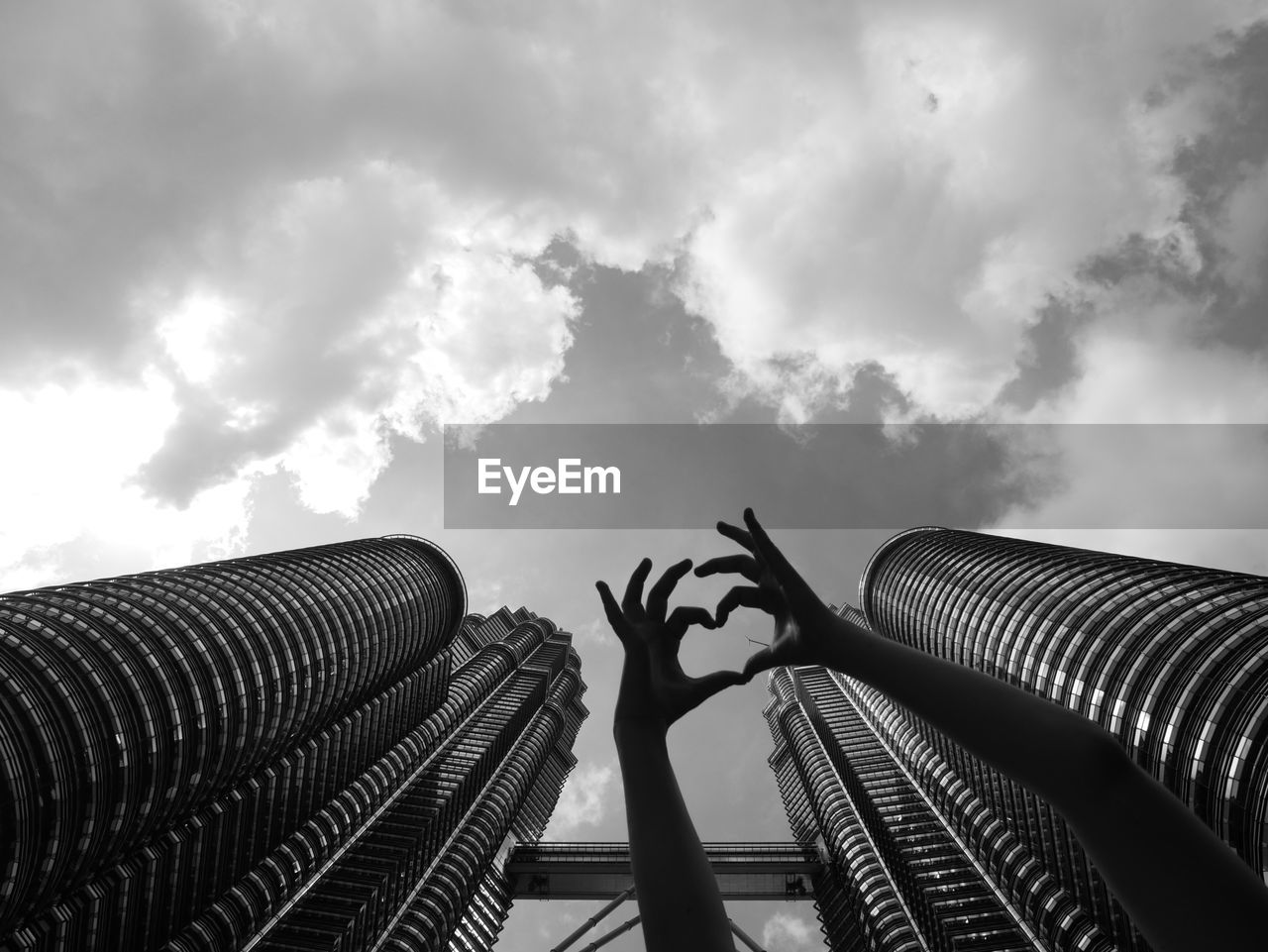 LOW ANGLE VIEW OF BUILDINGS AGAINST SKY