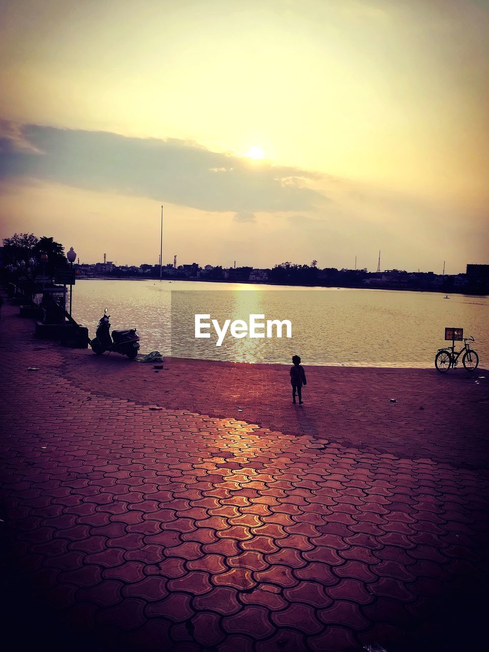 SCENIC VIEW OF SEA AGAINST SKY AT SUNSET