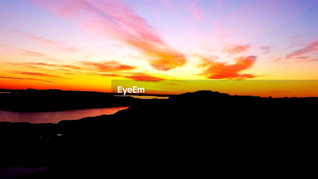 SCENIC VIEW OF DRAMATIC SKY OVER SEA