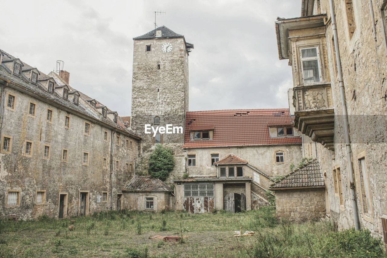 LOW ANGLE VIEW OF OLD HOUSE AGAINST SKY