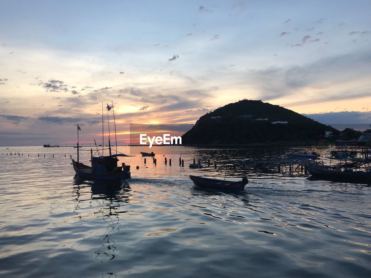 BOATS MOORED ON SEA AGAINST SKY