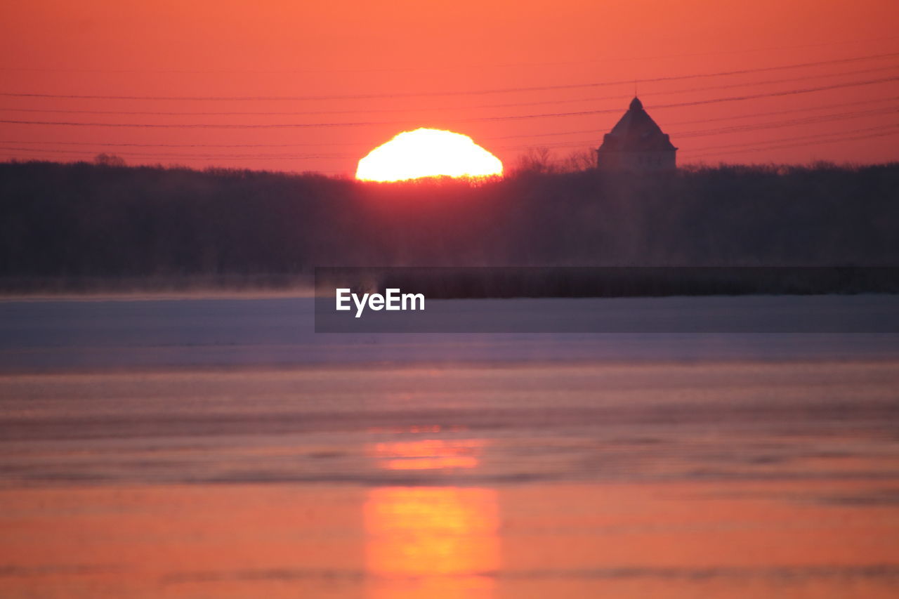 SCENIC VIEW OF SUNSET OVER SEA