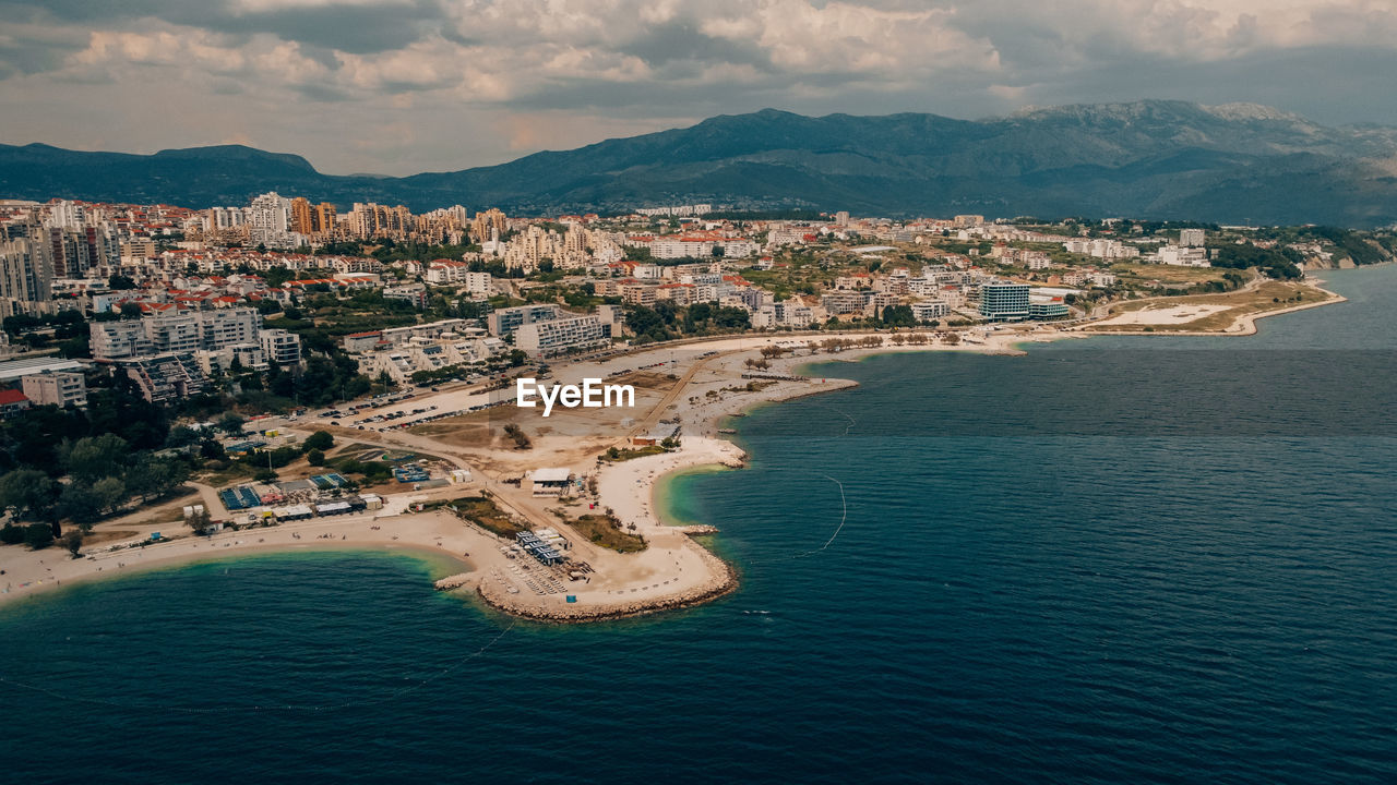 HIGH ANGLE VIEW OF CITY BY SEA
