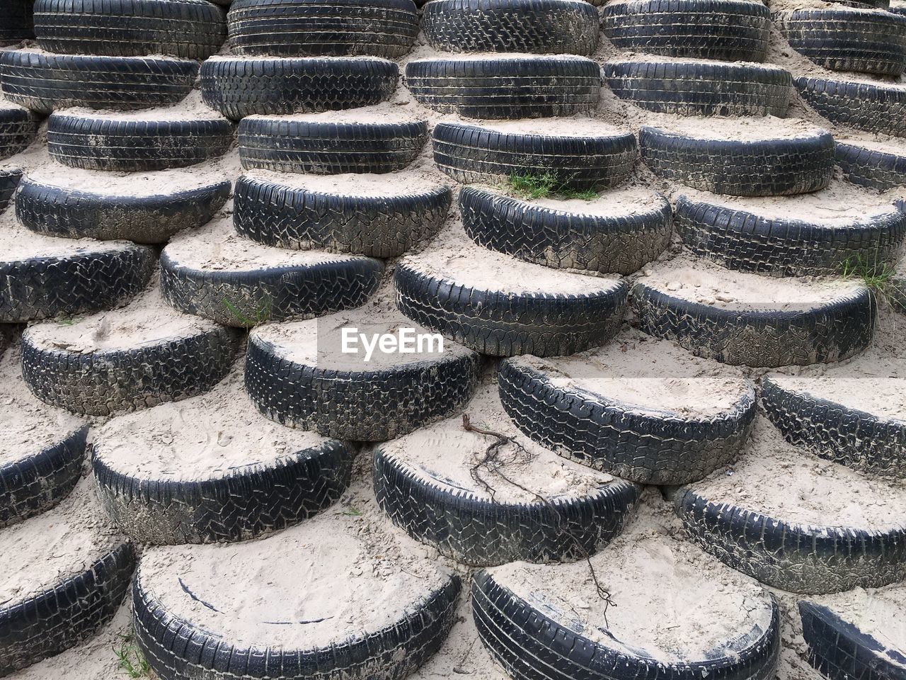 FULL FRAME SHOT OF STACK OF HAY