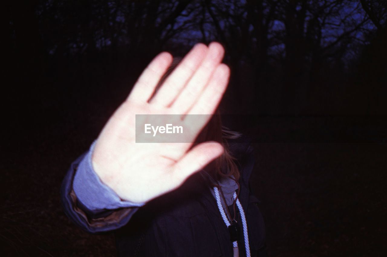 CROPPED IMAGE OF PERSON HAND ON TREE