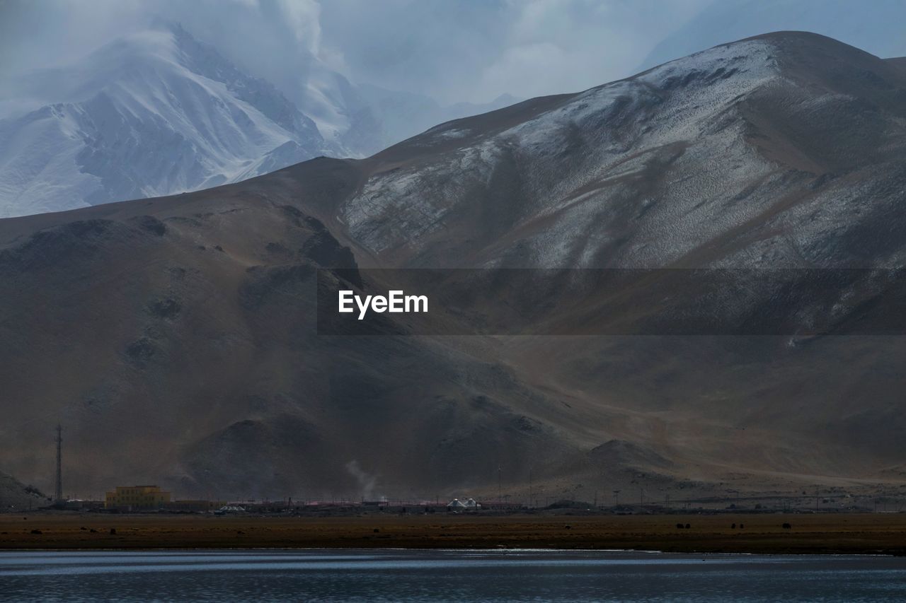 SCENIC VIEW OF SNOWCAPPED MOUNTAIN AGAINST SKY