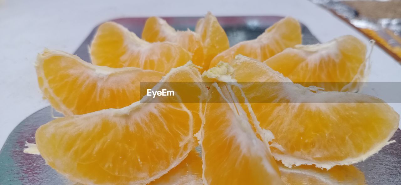 CLOSE-UP OF FRUITS IN PLATE