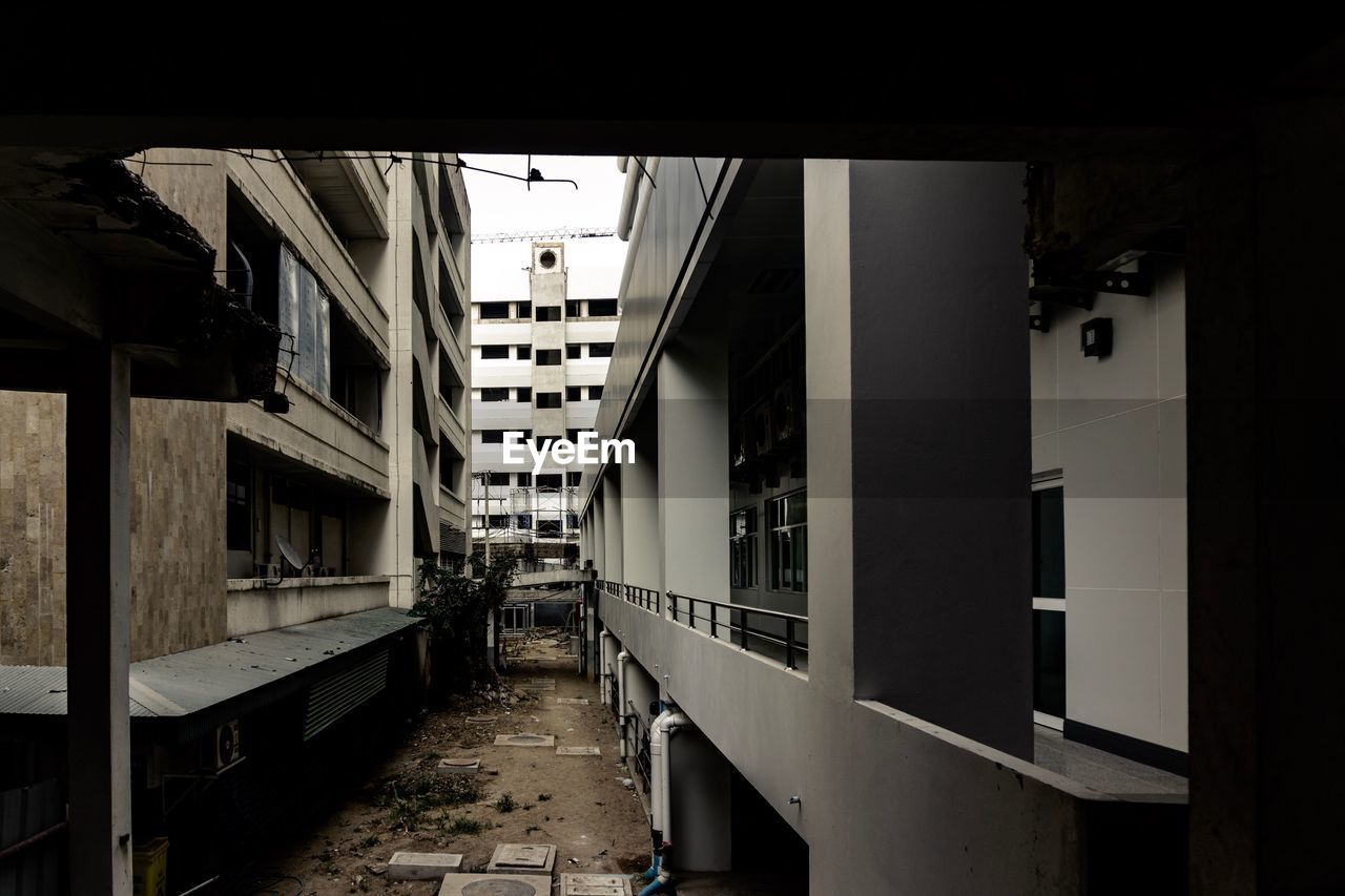 NARROW ALLEY AMIDST BUILDINGS