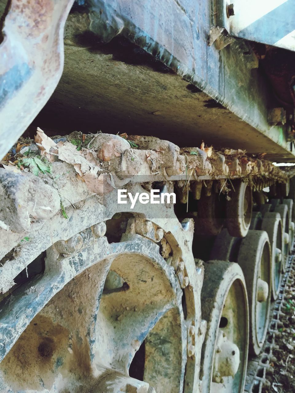 CLOSE-UP OF OLD RUSTY WHEEL