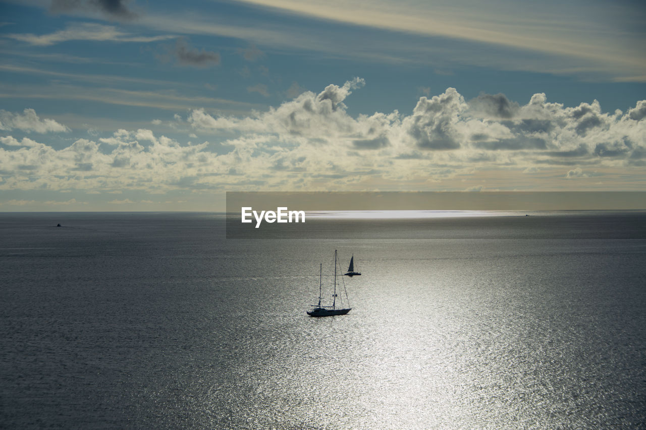 SCENIC VIEW OF SAILBOAT IN SEA AGAINST SKY