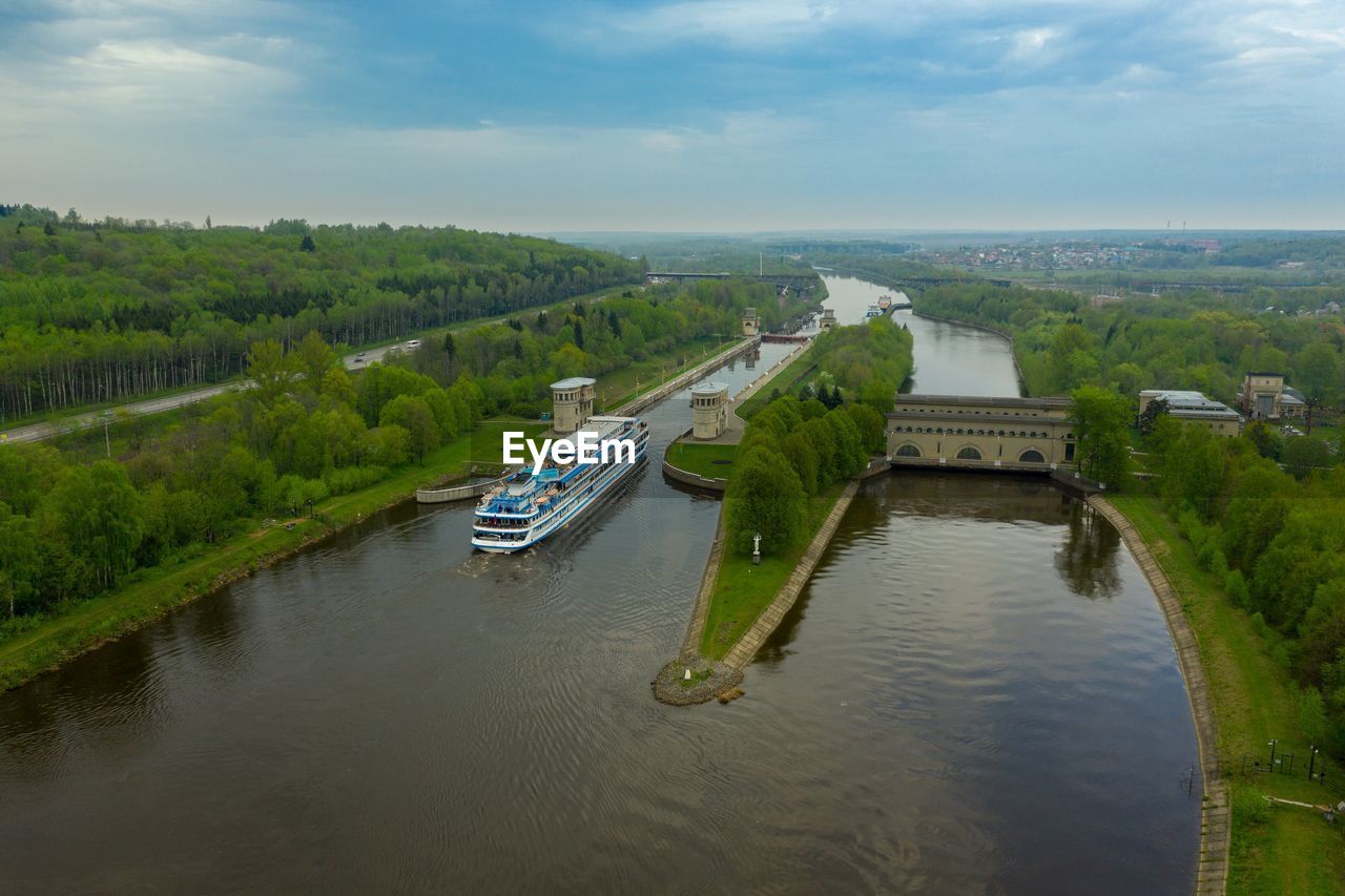 HIGH ANGLE VIEW OF RIVER AGAINST SKY