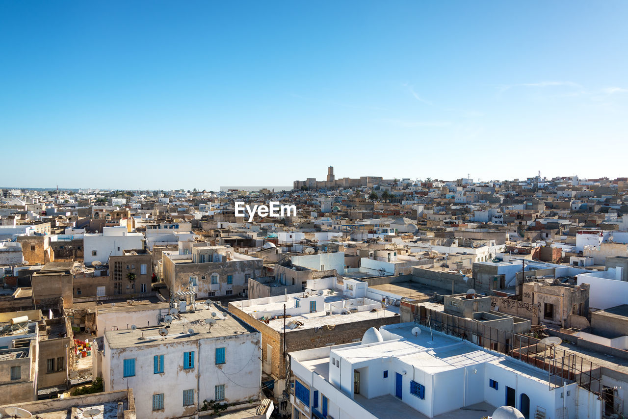 HIGH ANGLE SHOT OF TOWNSCAPE AGAINST SKY