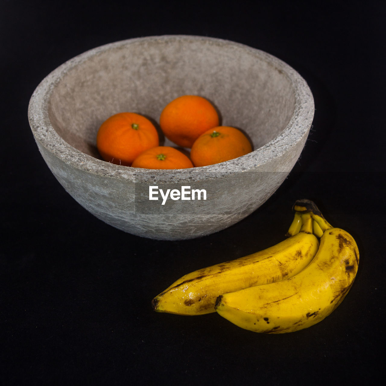 CLOSE-UP OF FRUIT IN BOWL