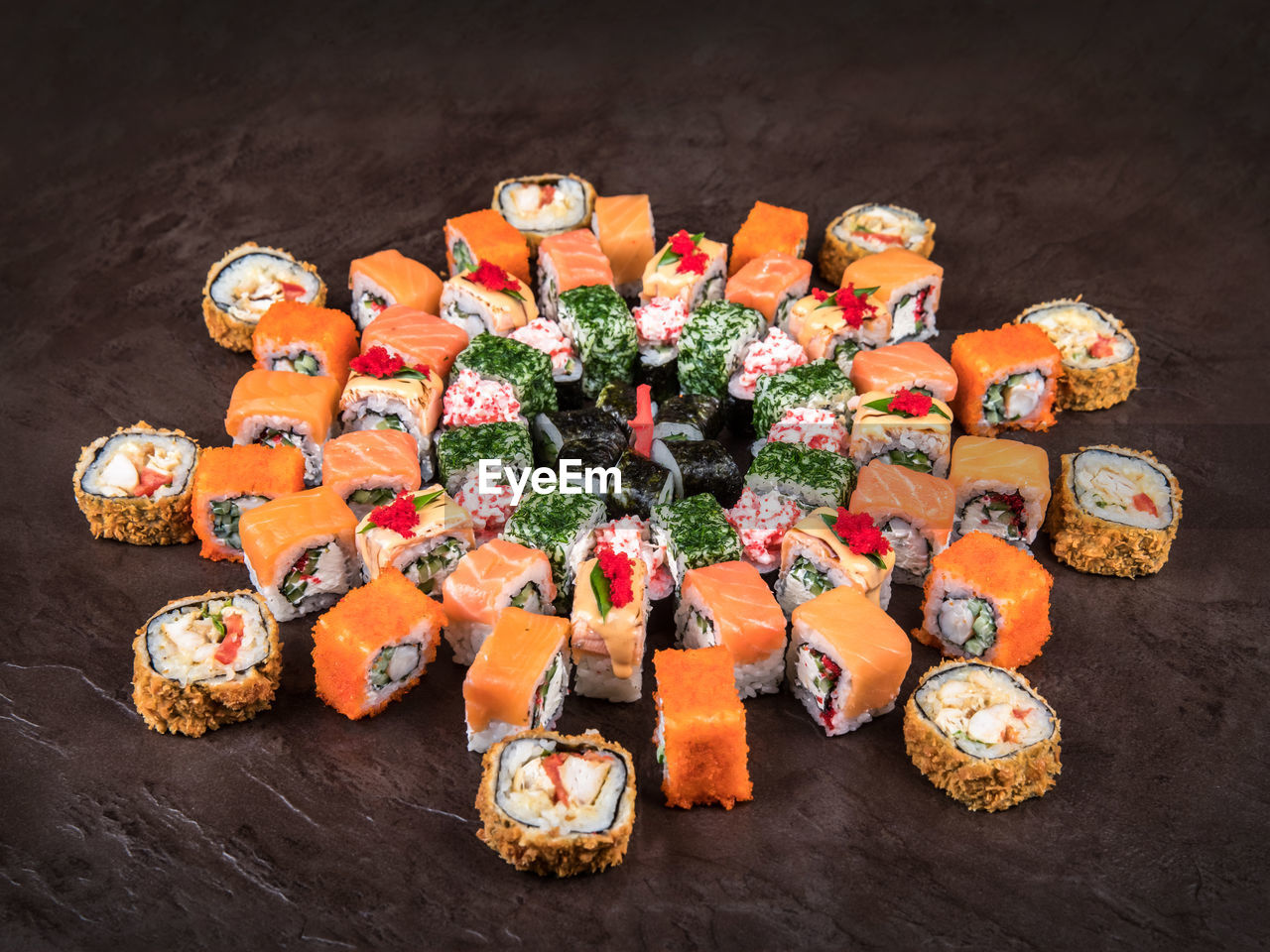 HIGH ANGLE VIEW OF SUSHI IN PLATE ON TABLE