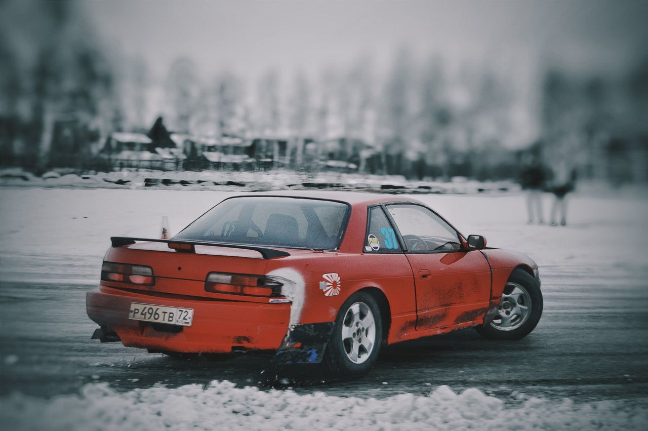 VINTAGE CAR ON SNOW